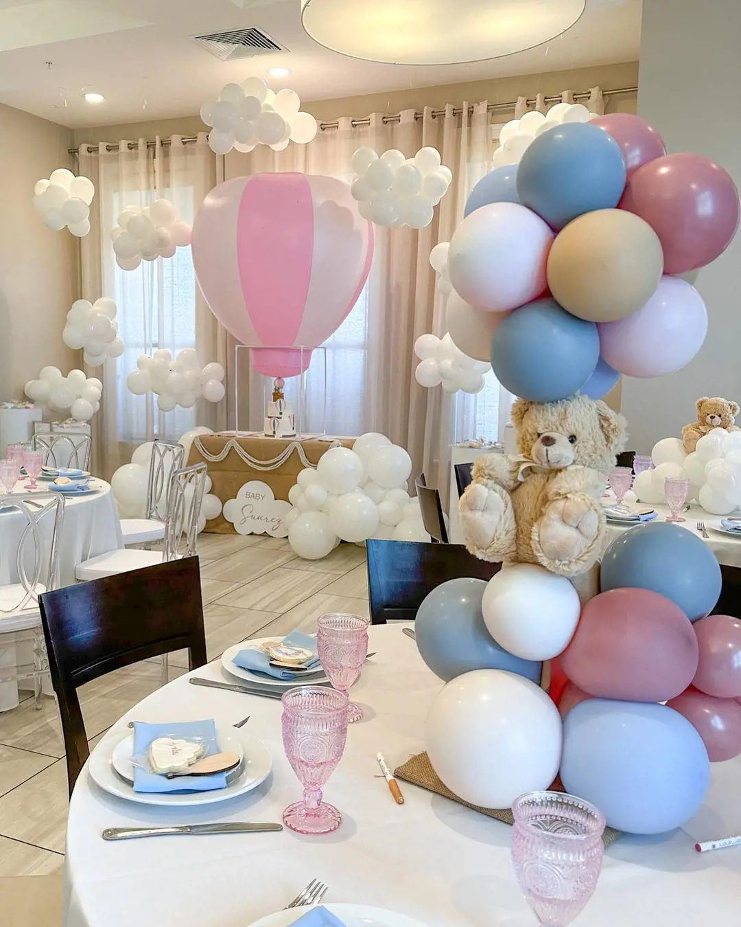 Baby shower decorations with pastel color balloons by Baby Shower Miami 